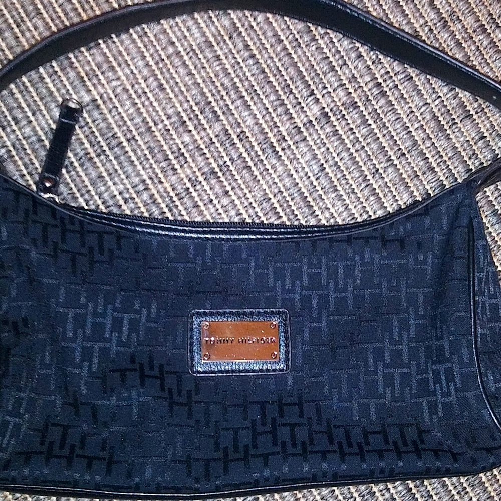 Tommy Hilfiger purse black TH logo like new
